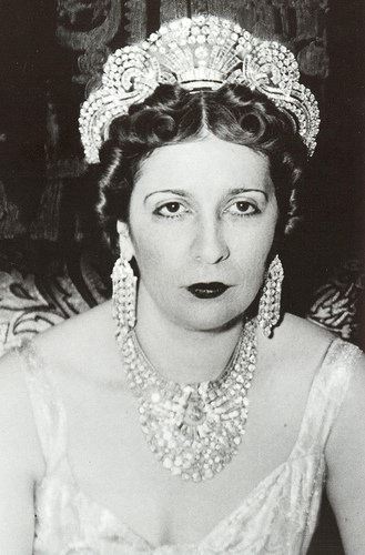 1939年,埃及王后納茲莉曾戴著這條項鍊,出席女兒法絲亞的婚禮。(圖/翻攝自X平台 @artinsociety)