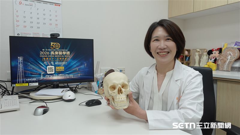 投入顱顏外科13年多，盧亭辰醫師早已是許多患者與家屬信賴的醫師，但她始終謙虛，從不覺得自己已經「學會了」，反而每年都替自己訂下新的目標，只希望下一次手術，能比上一次做得更好。（圖／記者張雅筑攝）