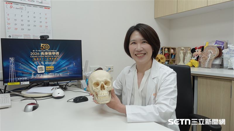對於台灣醫療現況與未來，盧亭辰醫師坦言，相較於自己所在的顱顏外科，她最擔心的反而是兒科。孩子不是縮小版的大人，從診斷、用藥到治療都有其專業性，一旦願意投入的年輕醫師愈來愈少，真正受到影響的，最終仍是需要醫療照顧的孩子與家庭。（圖／記者張雅筑攝）