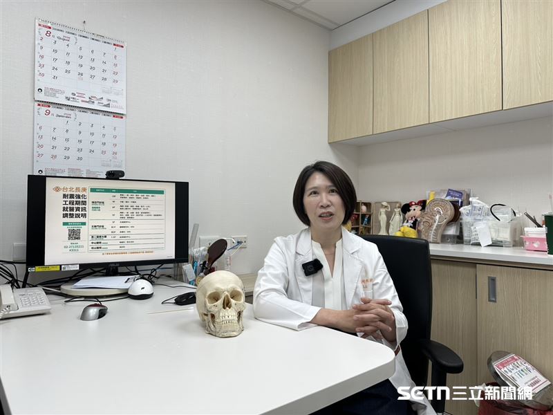 本身也是副教授的盧亭辰醫師，談及顱顏外科的現況時表示，隨著少子化與出生人口下降，近年顱顏患者確實大幅減少，連帶讓年輕醫師能實際接觸、累積經驗的病例變少。她坦言，病例減少影響人才訓練「這個絕對是真的」，但她並不因此悲觀，未來仍可透過海外訓練、國際義診等方式增加學習機會，讓下一代顱顏外科醫師持續累積實戰經驗。（圖／記者張雅筑攝）