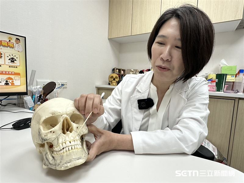 其實顱顏外科門診的患者，不僅有唇腭裂、小耳症或其他先天顱顏缺陷的孩子，還有不少人是特地來找盧亭辰醫師做整形手術的，因為他們對盧醫師及其他顱顏外科醫師精細的手術技術相當信任。從先天顱顏重建到外觀改善，看似不同的需求，背後考驗的其實都是醫師對臉部結構、美感與手術細節的掌握，加上大醫院有相對完整的醫療團隊與設備支援，也是不少患者選擇在醫院接受整形手術的原因之一。（圖／記者張雅筑攝）
