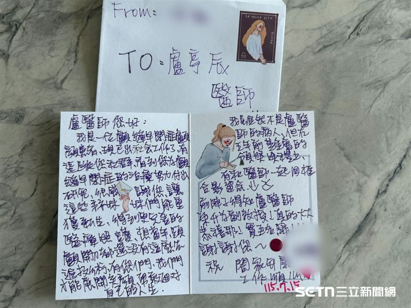 時常在自己的臉書粉專分享顱顏衛教知識與醫療現場心得的盧亭辰醫師，訪談時特別分享了一張讓她印象深刻的卡片。她說，寫卡片的人並不是她的患者，兩人甚至素未謀面，卻因為長期透過網路看見她為病人所做的事，特地寫下文字向她說聲「謝謝」，讓盧醫師至今想起仍相當感動，因為她從未想過，自己只是單純分享工作與一路堅持在做的事情，竟也能在不知不覺間影響一個從未見過的人，「原來自己做的事情，有人看見了。」（圖／盧亭辰醫師授權提供）