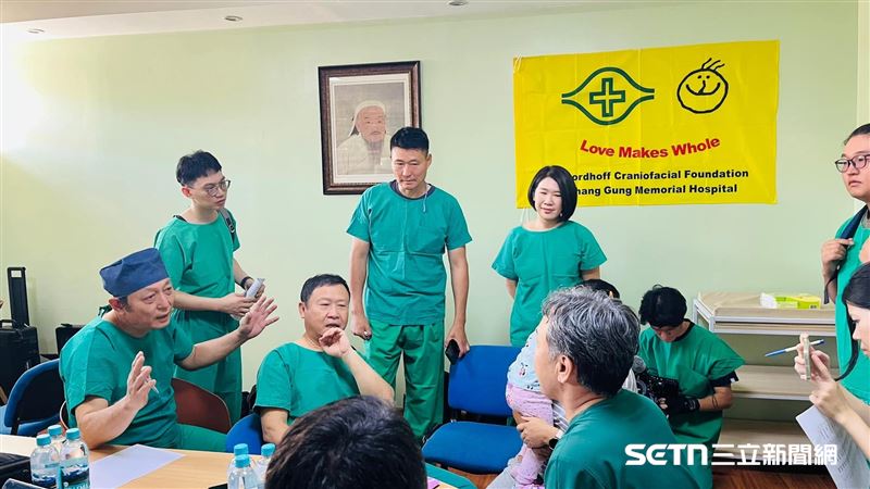（圖坐著左二）談及老師羅綸洲，盧亭辰說，自己一路跟著老師學習，最敬佩的不只是他精湛的手術技術，更是他從不害怕學生超越自己，總是毫無保留地分享所學，甚至主動把學生推向國際舞台，「他從來不怕學生比他優秀。」對她而言，這份願意讓下一代走得比自己更遠的胸襟，正是「傳承」最珍貴的地方。照片為羅慧夫顱顏基金會與長庚顱顏中心醫療團隊赴蒙古義診時所攝。（圖／盧亭辰醫師提供）