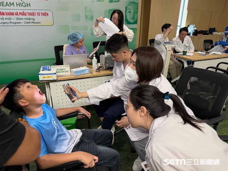 盧亭辰醫師透露，自己還是醫學生時，就曾多次跟著已故林杰樑醫師前往海外義診；即便如今已成為主治醫師，她仍持續走在這條路上。不同的是，當年她是跟著前輩學習、想著有一天也能幫助別人的醫學生，如今已成為帶著下一代年輕醫師一起走出去的人，義診的初心，也在一次次出發中慢慢傳承下去。（圖／盧亭辰醫師提供）