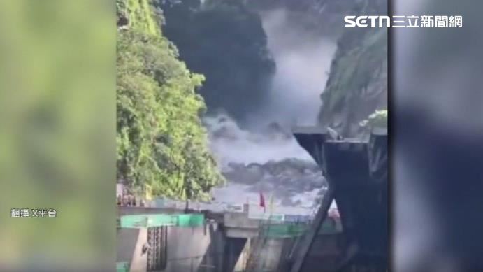 尼泊爾中部拉蘇瓦一處水力發電廠,傳出呼喊聲和哨聲同時滾滾泥流正傾瀉而下。(圖/翻攝自X平台)