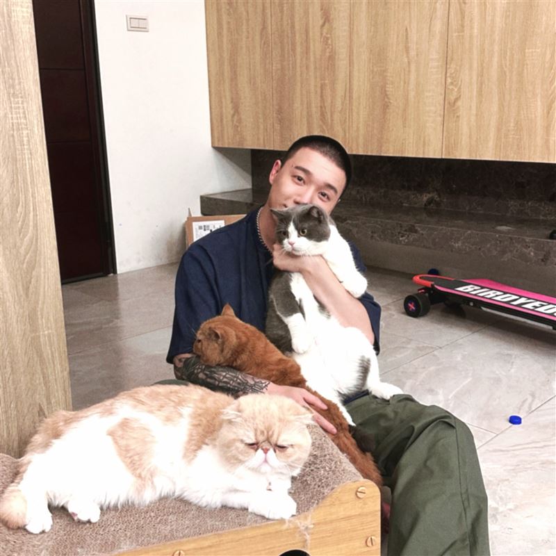Toyz曬出入獄前剃光頭合照連4張。(圖/翻攝自IG @toyzlol)