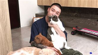 Toyz假釋出獄了？剃光頭合照粉絲嗨翻