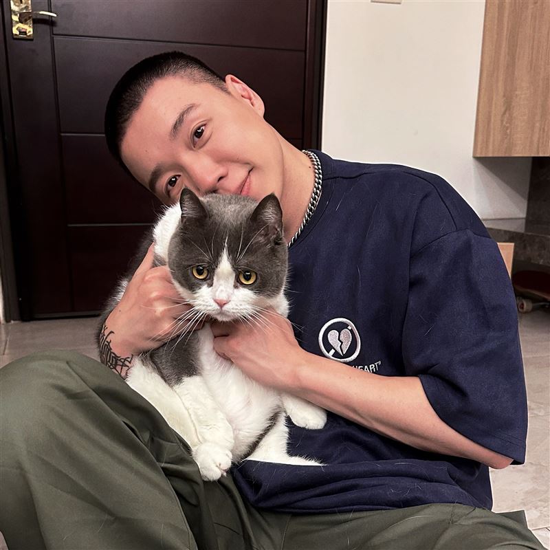 Toyz抱著愛貓合照。(圖/翻攝自IG @toyzlol)