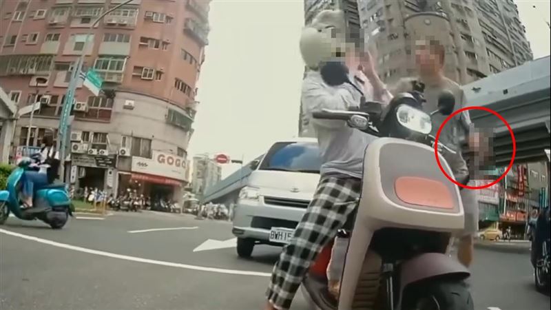 三重賓士哥攔錯車！亮開山刀嚇壞女騎士