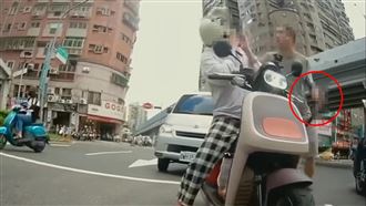 三重賓士哥攔錯車！亮開山刀嚇壞女騎士
