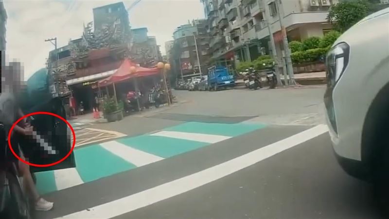 新北市三重區驚見男子當街亮開山刀攔車找人,恐怖畫面嚇壞路過民眾。(圖/翻攝自我是三重人臉書)