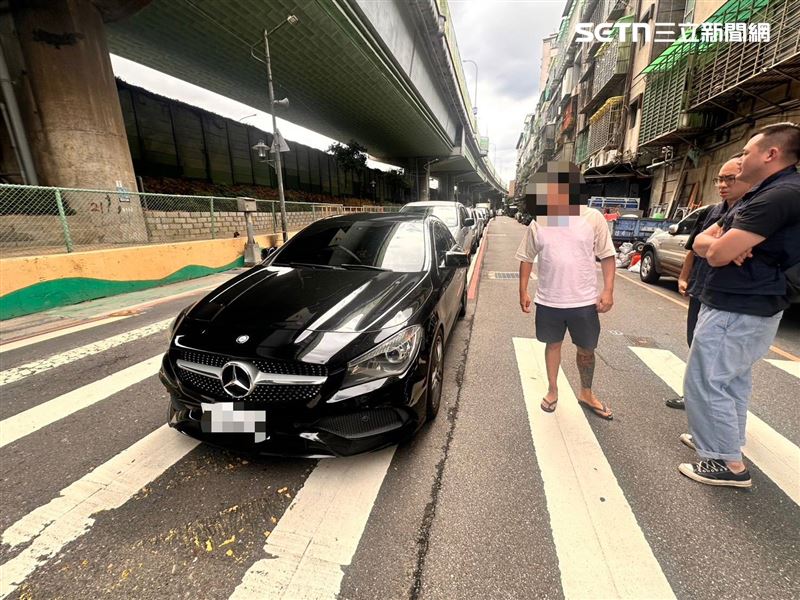 警方循線逮捕賓士車駕駛黃男,在車內查獲作案用開山刀。(圖/翻攝畫面)
