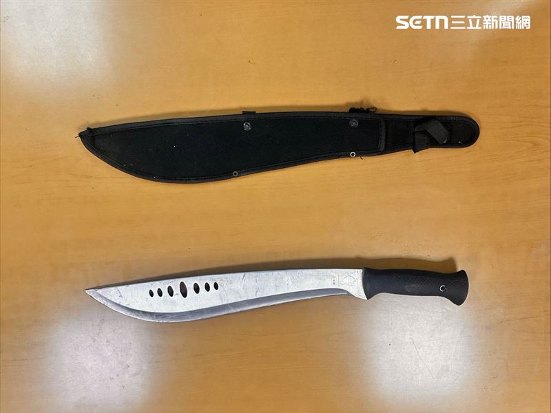 警方循線逮捕賓士車駕駛黃男,在車內查獲作案用開山刀。(圖/翻攝畫面)