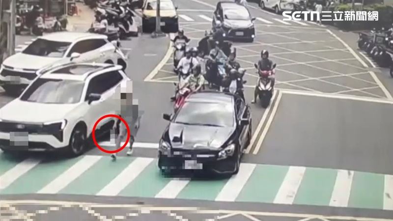 新北市三重區驚見男子當街亮開山刀攔車找人,恐怖畫面嚇壞路過民眾。(圖/翻攝畫面)