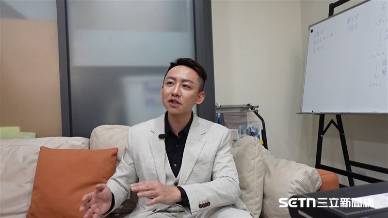 謝智博至今對那起案件仍印象深刻,也影響了他後來面對客戶的方式。他表示,比起一味迎合委託人的要求,自己更傾向先了解對方真正遇到的問題,再提供不同選擇與建議,「不一定要抓姦,也不一定非得走到最激烈的那一步」,因為找到證據只是過程,真正重要的是協助對方找到解決問題的方法。(圖/記者張雅筑攝)