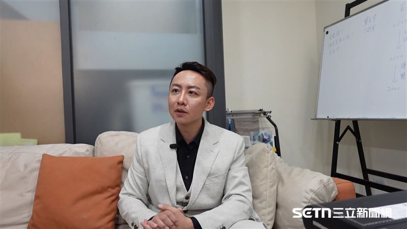 謝智博透露，創業至今，接下最多的委託案件仍以婚姻、外遇調查為主，但真正讓他意外的是，「恐怖情人」相關案件竟比想像中多得多，從分手後持續騷擾、恐嚇、情緒勒索，到利用網路或各種方式干擾對方生活都有，「數量多到超出我的想像。」也讓他看見，現代徵信業面對的案件早已不只是外界熟悉的「抓姦」。（圖／記者張雅筑攝）