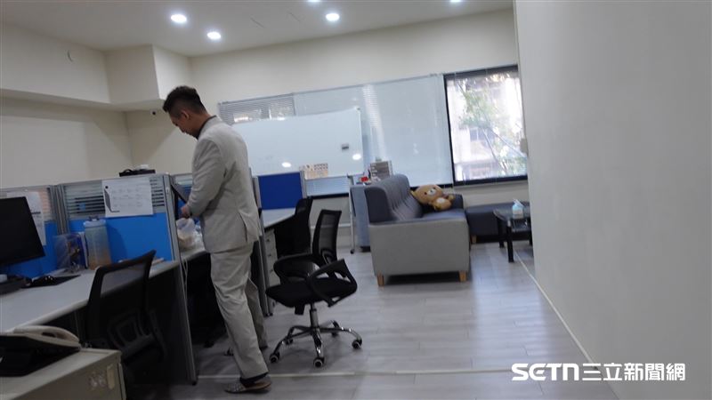 公司辦公室明亮開放,員工也大方露臉,讓記者忍不住好奇詢問:「這樣不會影響查案嗎?」謝智博笑說,真正負責外勤調查的人員不會待在辦公室,而是在外執行任務,且都受過相關訓練、懂得如何隱身在人群中,「你不會知道誰是調查員」,也打破外界對徵信社既神秘又充滿黑衣人的刻板想像。(圖/記者張雅筑攝)
