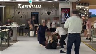 新／大巨蛋美食街全武行！鐵筷插頭滿地血