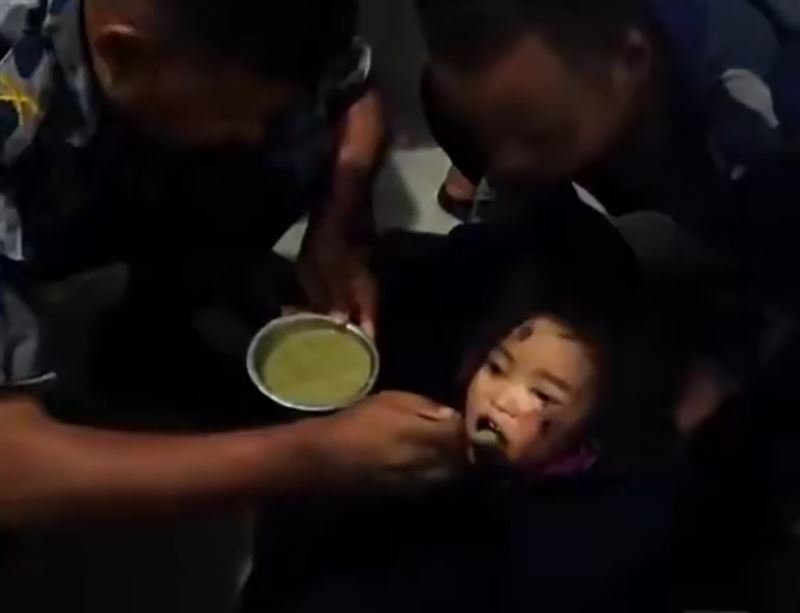 獲救的6歲女童,奇蹟僅受輕傷,救難人員餵她流質食物補充營養。(圖/翻攝自x@Niinameelah)