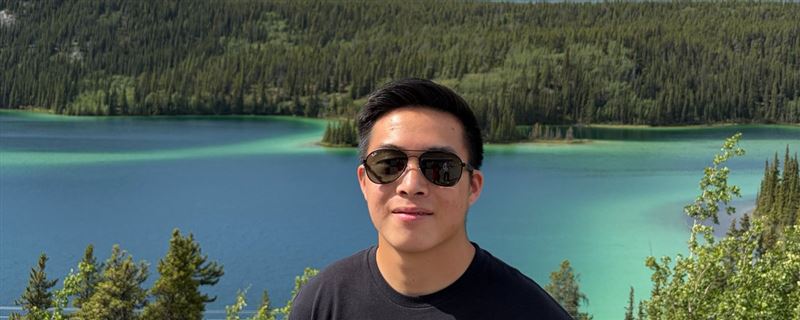 行銷高手Jay Yang揭露20歲跨越全球前1%年收入的4步驟致富心法:從磨練單一頂尖技能、掌握銷售與自學力,到善用AI與內容槓桿打破工時天花板。(圖/翻攝自X平台 @Jayyanginspires)
