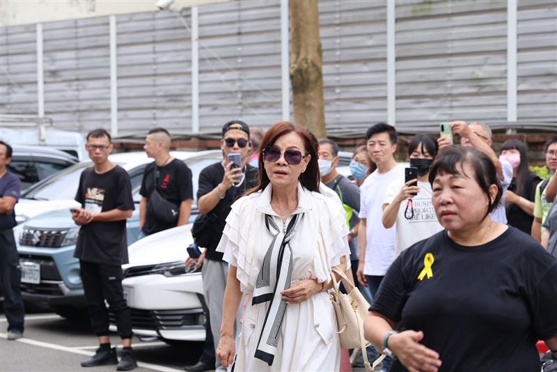 龍千玉出席陳盈潔告別式,同時公開黃乙玲近況。(圖/記者鄭孟晃攝影)