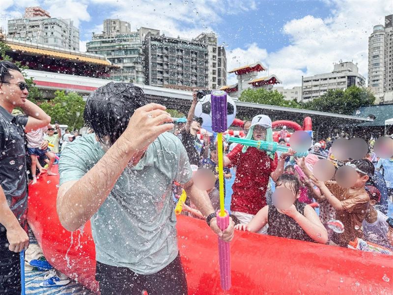 沈伯洋一上場就遭現場小朋友以水槍、水桶圍攻,全身濕透顯得相當狼狽。(圖/翻攝自「台北 沈伯洋」臉書)