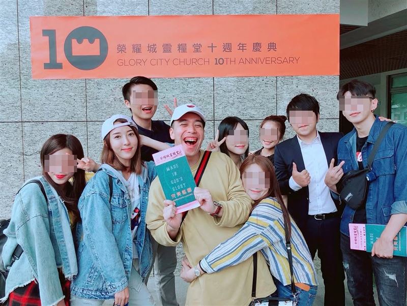 五熊(左2)曾是台北榮耀教會活躍成員,但作風惹議,後來也離開、如今慘被切割。(圖/翻攝自蔡頤榛IG)