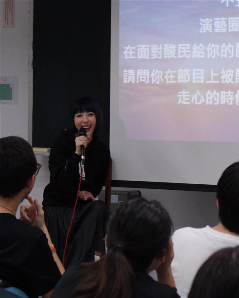 五熊過去赴東吳大學演講,過程中也不忘分享信仰、禱告。(圖/翻攝自蔡頤榛IG)