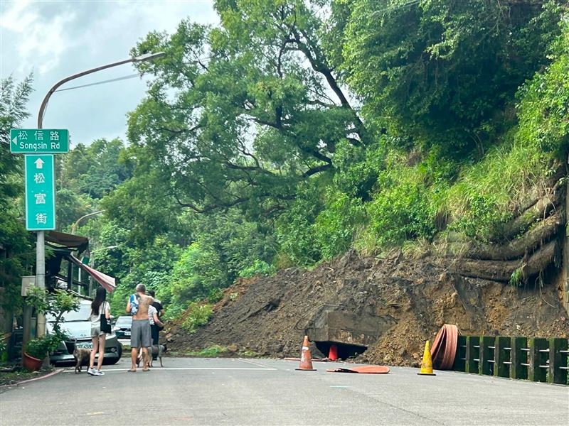松富街擋土牆30日晚間崩塌,目前相關單位正在搶修中。(圖/翻攝山明里里長陳阿子臉書)