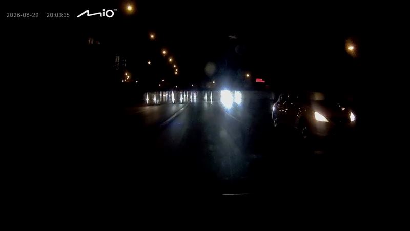 一輛白色轎車慢速佔用內側車道,遭後方車輛閃大燈示警。(圖/翻攝畫面)