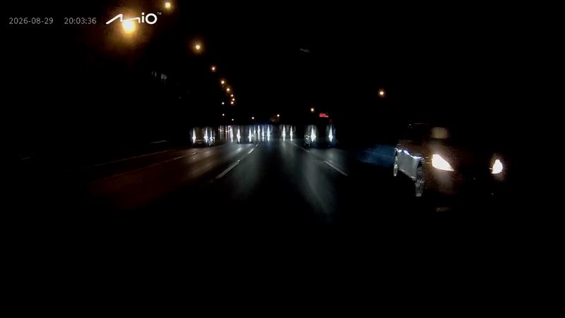 一輛白色轎車慢速佔用內側車道,遭後方車輛閃大燈示警,白車疑似為了報復對方,突然煞車減速,不料卻因此失控打滑橫移。(圖/翻攝畫面)