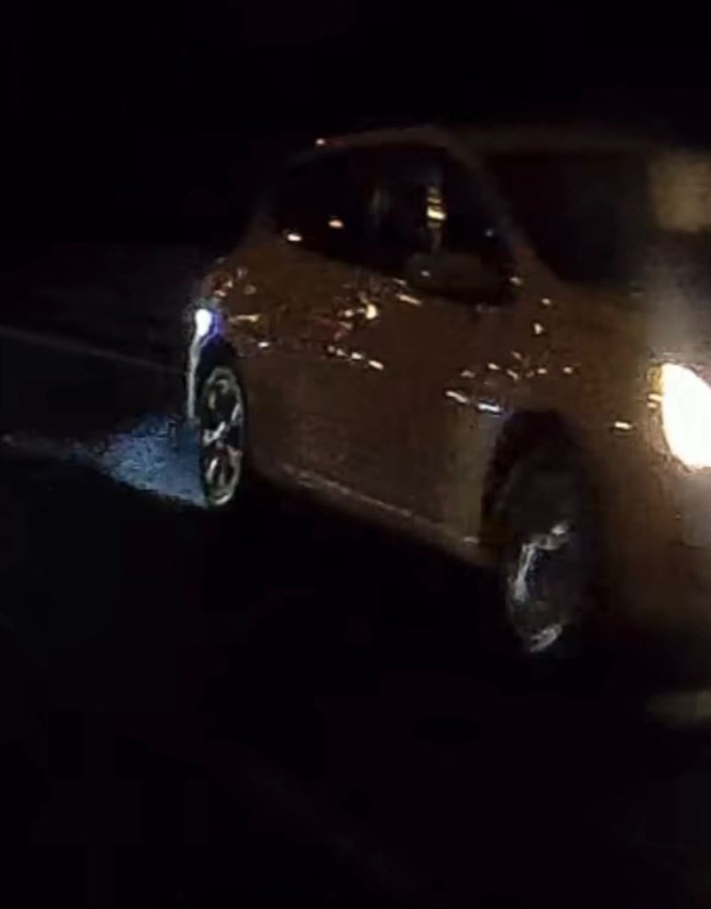 白車疑似為了報復對方,突然拉手煞車減速。(圖/翻攝畫面)