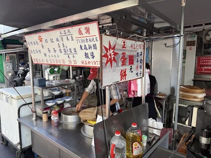 台北開了51年、傳承三代的老字號早餐攤「大龍街炸蛋餅」,8月31日結束營業。(圖/翻攝自google mpas)
