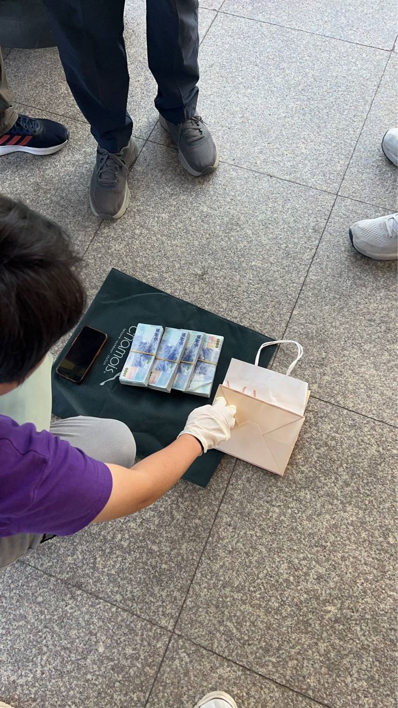 莊姓現任里長將40萬元現金裝紙袋,交給藍姓對手。(圖/桃園地檢署提供)