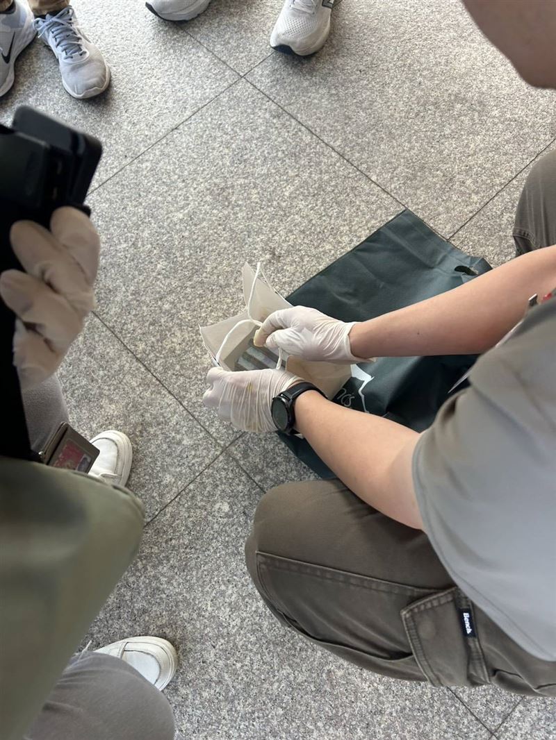 檢調當場抓包現任里長「搓湯圓」,交付40萬元給對手。(圖/桃園地檢署提供)