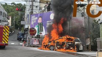 休旅車陷火海黑煙狂竄！駕駛嚇壞緊急跳車