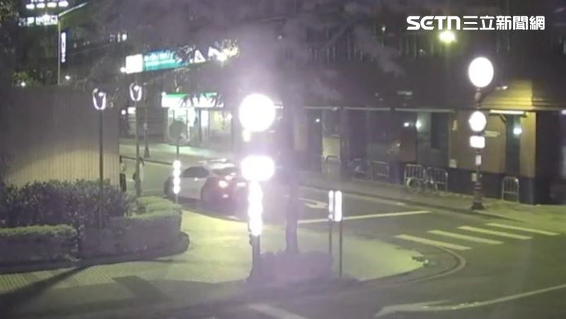 新北板橋府中捷運站出口,孟男疑不滿跟女友吵架,路過的江男亂看,2男當街發生拉扯,江男對孟男「大外割」,均被警方依法送辦。(圖/翻攝畫面)