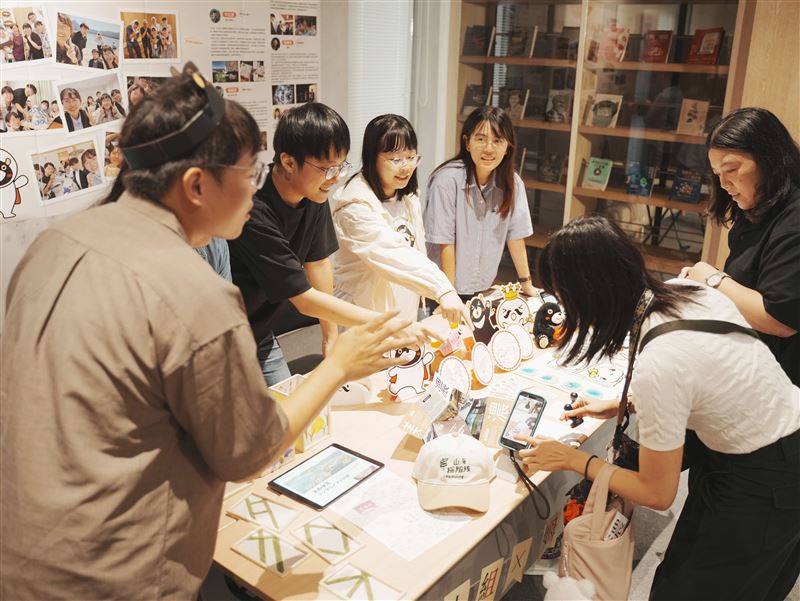 活動現場展示「青年百億海外圓夢計畫」成果,青年彼此交流在地探索與海外考察的學習與歷程。(圖/高雄市青年局提供)