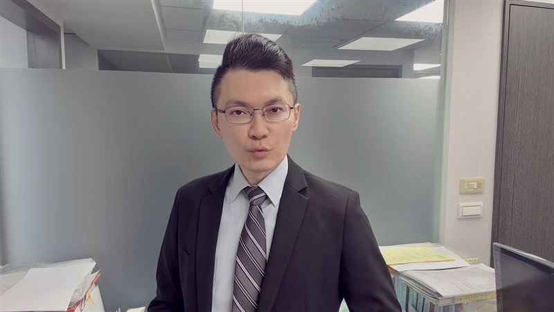 律師李育昇表示,一般在美食街用包包或物品占位,原則上屬於公共空間的使用秩序或禮儀問題,本身通常不會構成犯罪,也不代表因此取得座位的專屬使用權。(圖/李育昇律師提供)