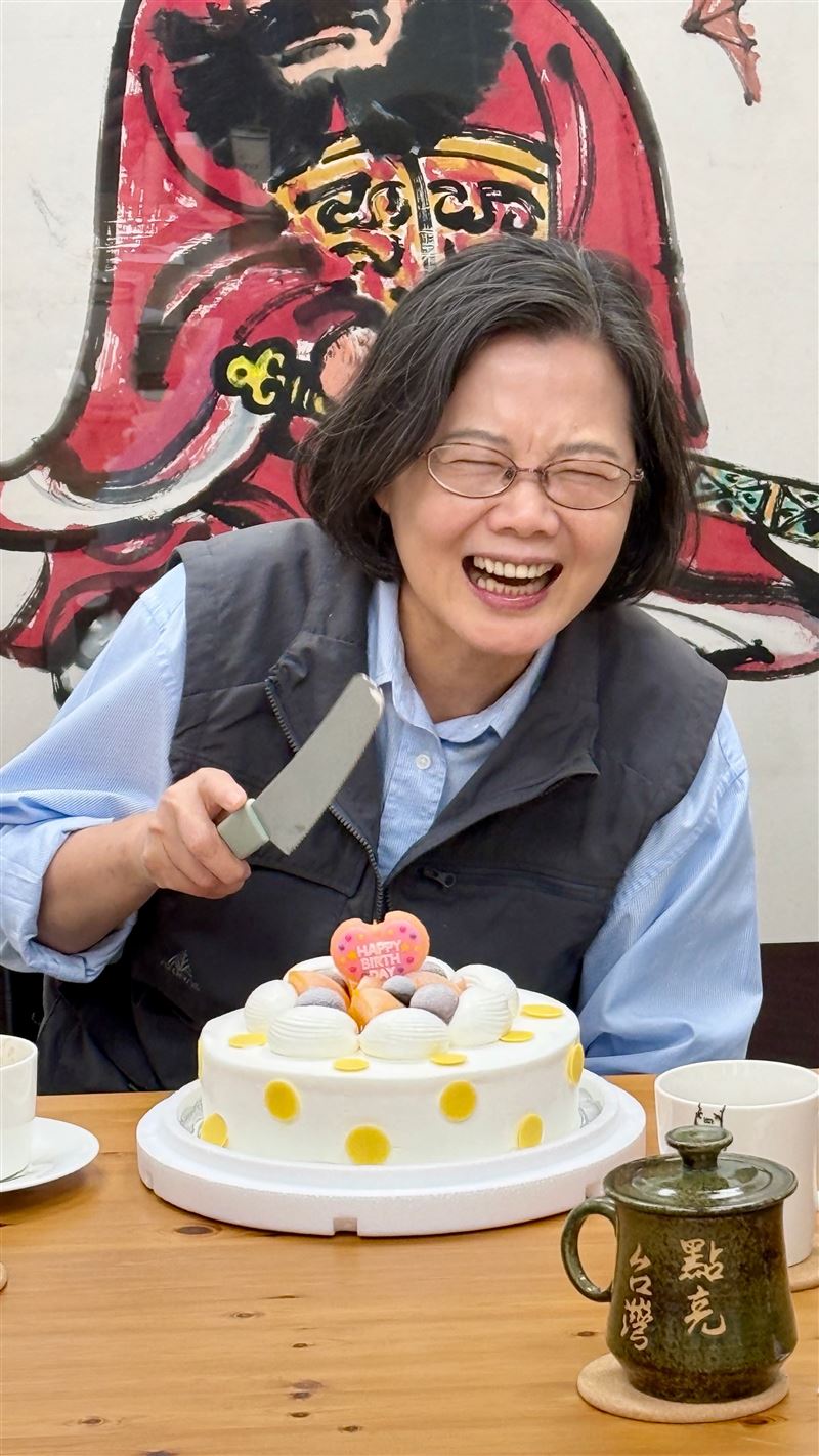 幕僚偷曬小英笑開懷的照片。(圖/翻攝自蔡英文Threads)