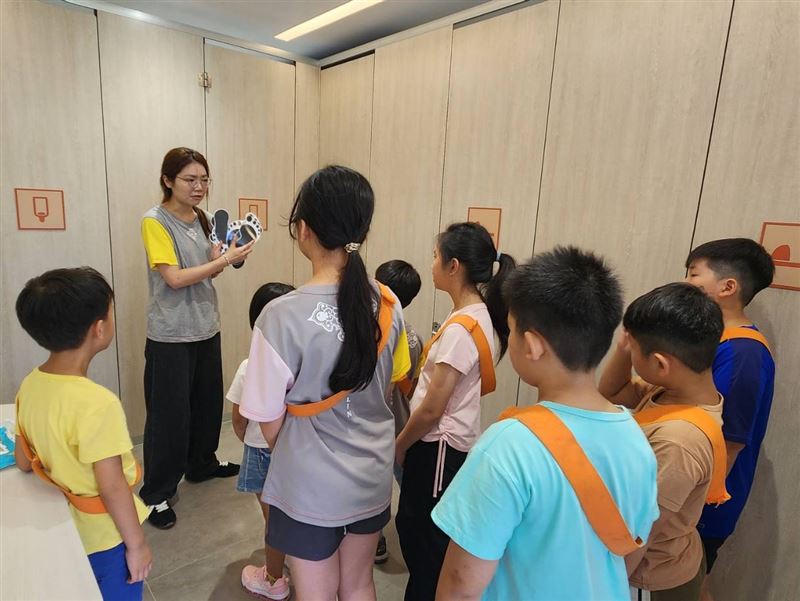 上林國小將反霸凌、新廁所使用禮儀、健康飲食及資源回收等內容融入趣味關卡,讓新生在互動中熟悉校園環境