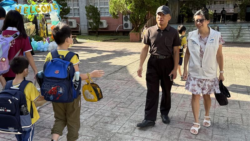 開學日家長復活 1國小迎新禮超有儀式感