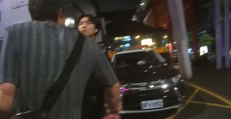 台北市信義區松壽路16巷29日一名周姓男子於酒後情緒失控。(圖/翻攝畫面)