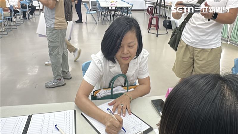 新／李貞秀「一身綠」行頭破百萬登記參選