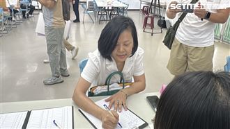 新／李貞秀「一身綠」行頭破百萬登記參選