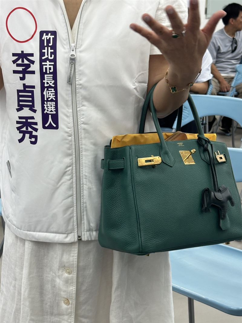 李貞秀今天沒背陳幸妤同款愛馬仕包，而是提著鉑金包到場。（圖／記者羅欣怡攝影）
