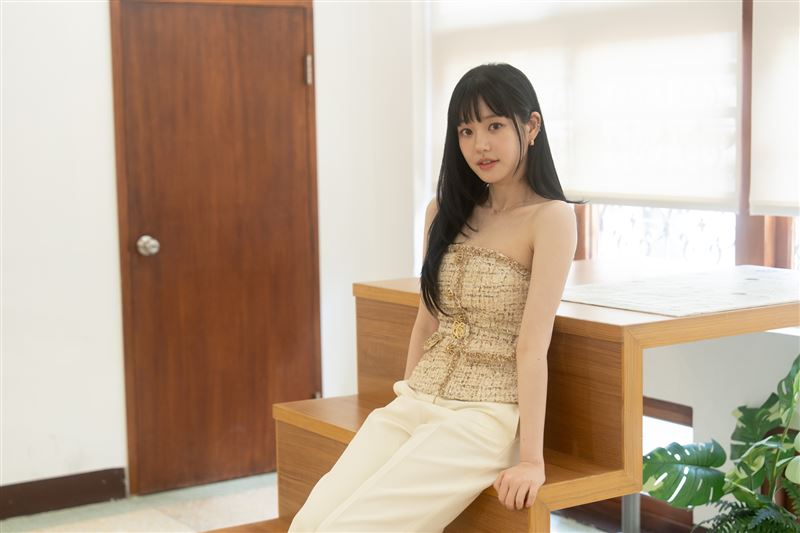 李侑菲來台體驗了不同的劇組文化。(圖/公視台語台提供)