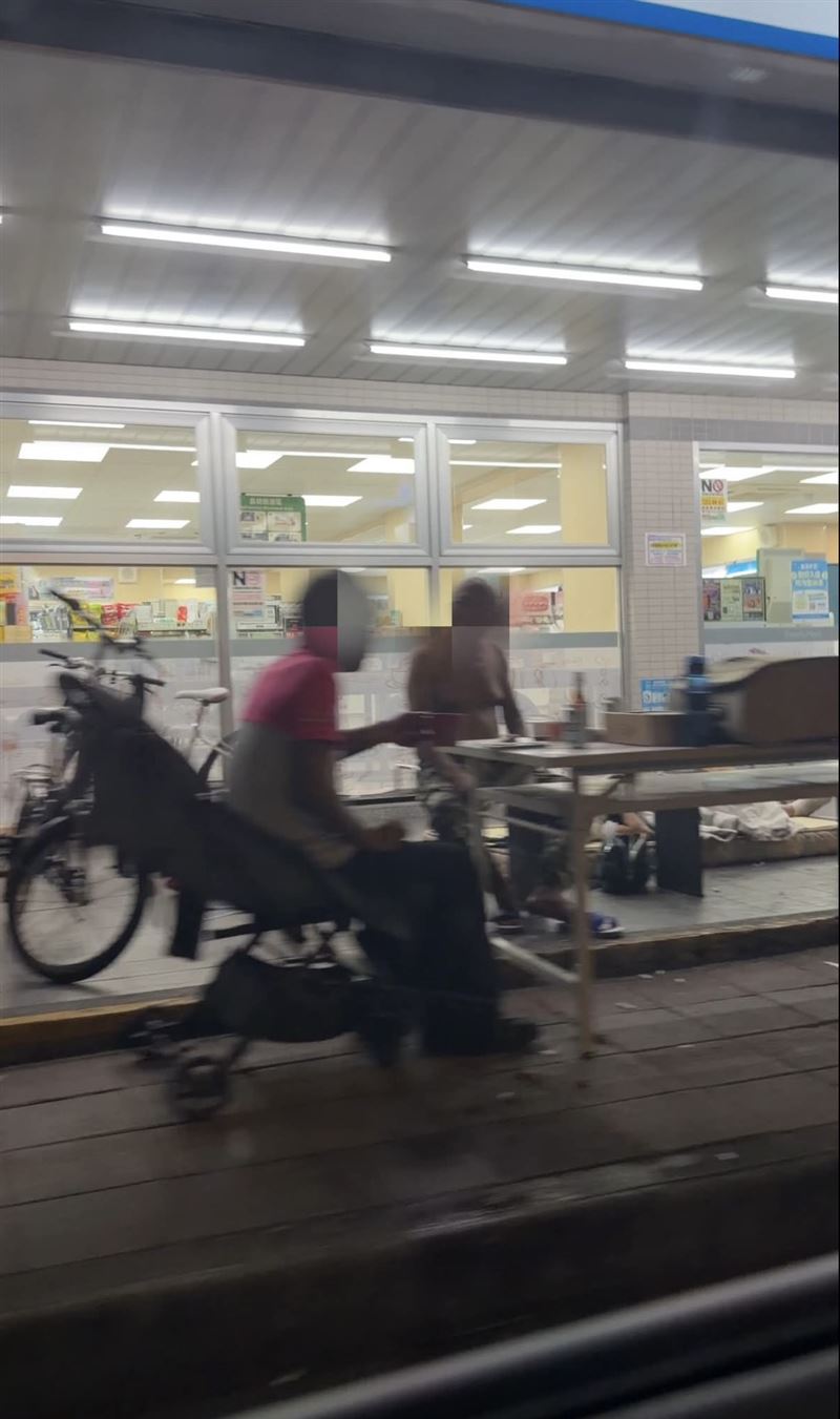 有男子直接擺床墊呼呼大睡，另有兩人直把桌子打開喝酒。（圖／翻攝自threads@elephant.93145719）