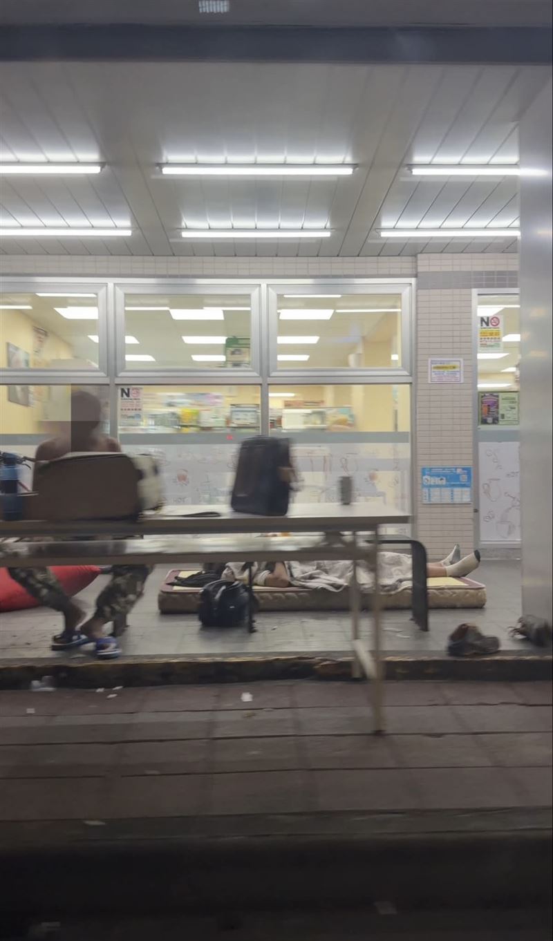 台北市南港區興華路一間超商外有民眾目擊一群男子把超商外當自己家的誇張一幕。（圖／翻攝自threads@elephant.93145719）