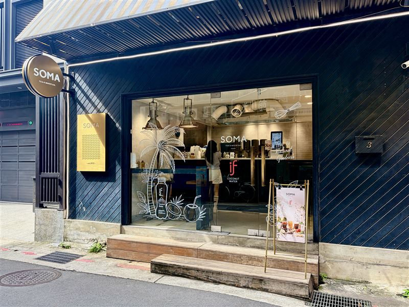 SOMA永康旗艦店店換上if椰子水聯名玻璃窗貼。(圖/品牌業者提供)